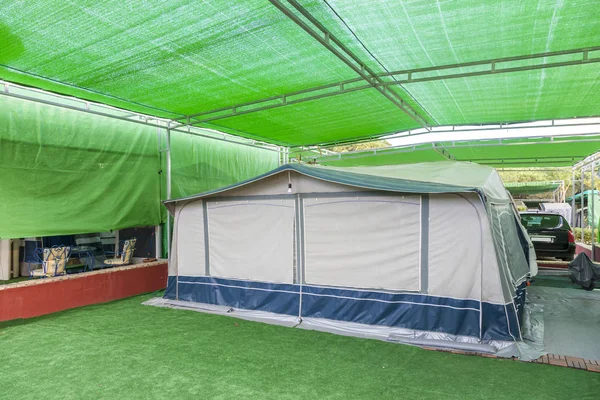 Campingvogn og telt ved en campingplass – stockfoto