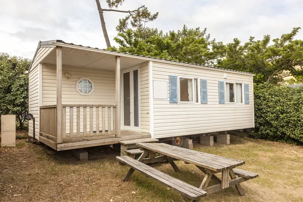 Casa móvel em um acampamento — Fotografia de Stock