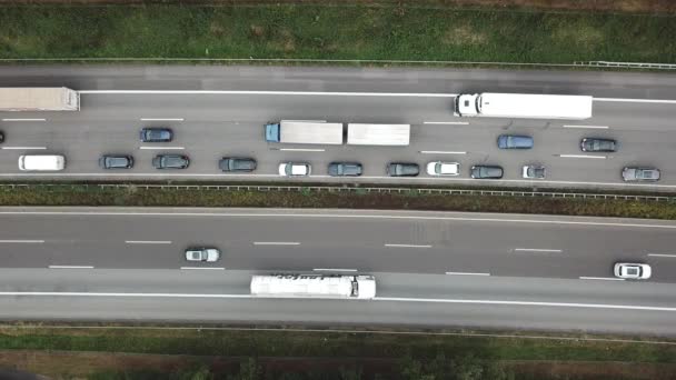 Пробка на немецком автобане — стоковое видео