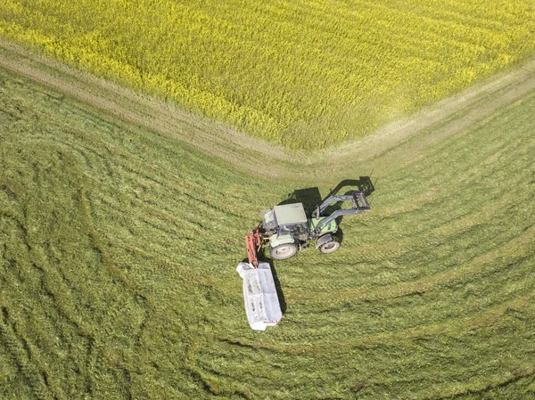 Traktor auf dem Acker — Stockfoto