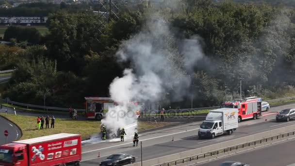 Płonącej ciężarówki na autostradzie — Wideo stockowe