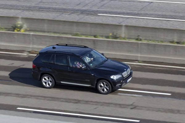 BMW X3 på motorvägen — Stockfoto