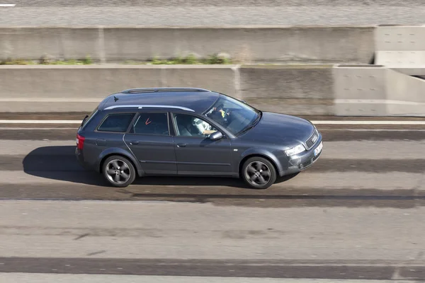 Audi A4 Avant op de snelweg — Stockfoto
