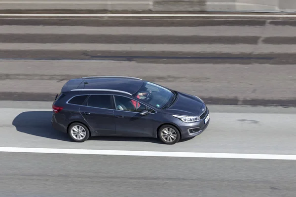 Kia Ceed Station Wagon sur l'autoroute — Photo