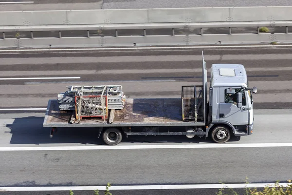 Camion a pianale sull'autostrada — Foto Stock