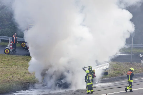 Brennender Lastwagen auf der Autobahn — Stockfoto