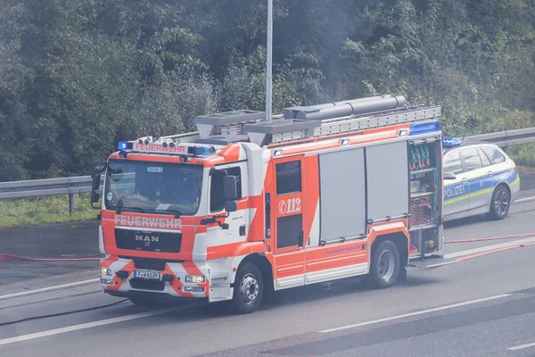 Tűzoltókocsi az úton Németországban — Stock Fotó