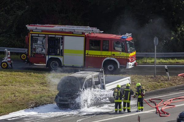 Brandende vrachtwagen op de snelweg — Stockfoto