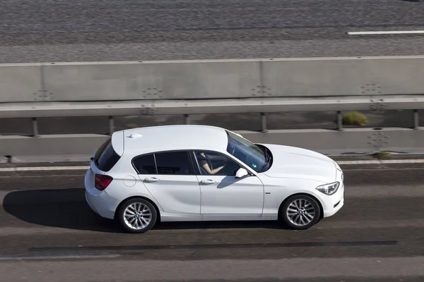 BMW 1-serie op de snelweg — Stockfoto