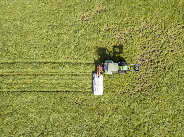 Traktor se zemědělskou půdou — Stock fotografie