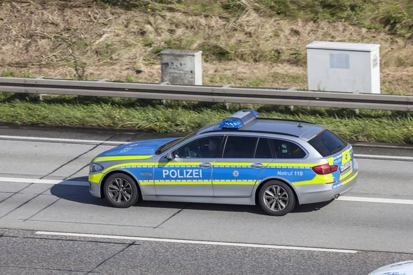 Niemiecka policja samochód na drodze — Zdjęcie stockowe