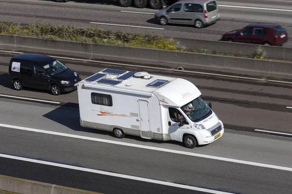 Autocaravana en la carretera — Foto de Stock