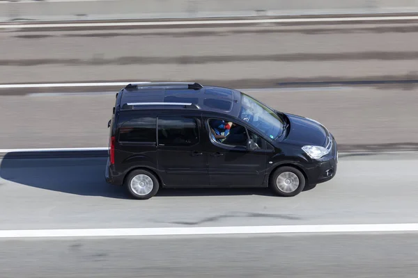 Citroen Berlingo på motorvägen — Stockfoto