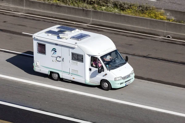 Autocaravana en la carretera — Foto de Stock