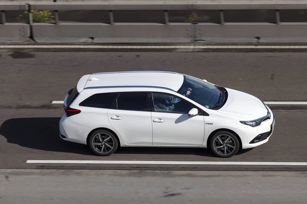 Toyota Auris Hybrid på motorvägen — Stockfoto
