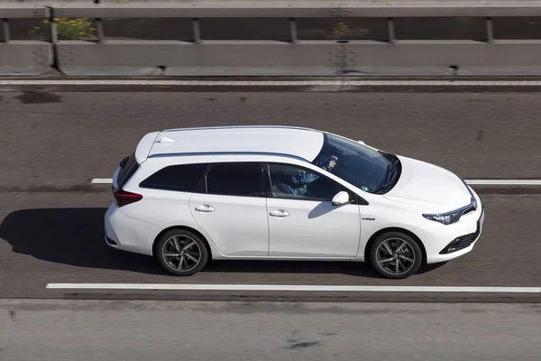 Toyota Auris Hybrid sulla strada principale — Foto Stock