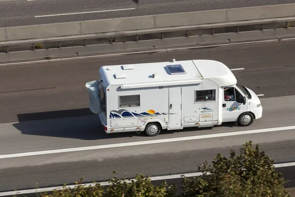 Mobile home on the highway — Stock Photo, Image