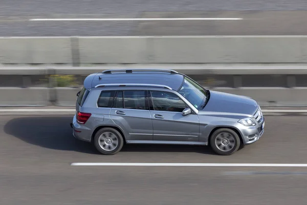 Mercedes Benz GLK sulla strada — Foto Stock