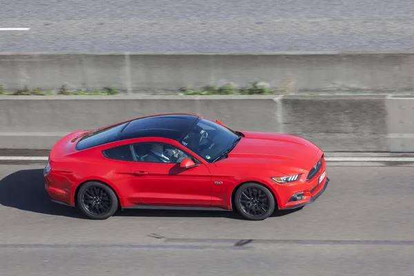 Ford Mustang na estrada — Fotografia de Stock