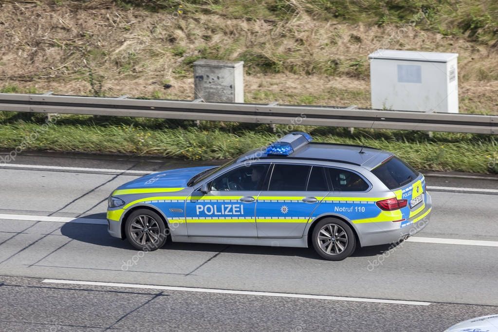 Deutsche Polizeiauto auf der Straße — Redaktionelles ...