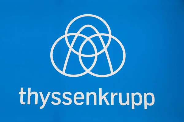 Thyssenkrupp-Logo auf blauem Hintergrund — Stockfoto