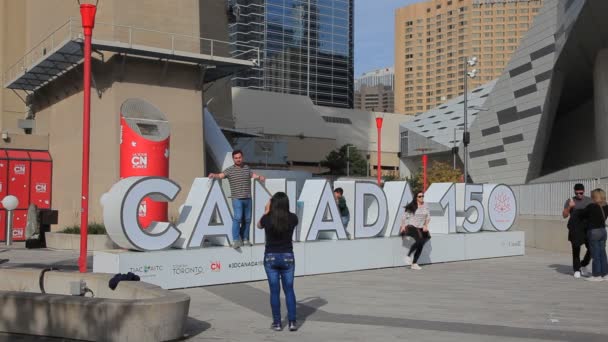 Oslava 150 let Kanada podepsat v Torontu — Stock video