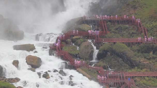 Туристы у Американского водопада, США — стоковое видео