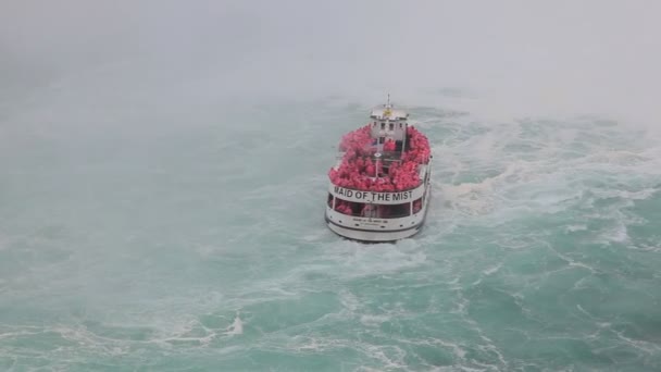 Die Magd des nebelverhangenen Ausflugsbootes am Niagarafall — Stockvideo