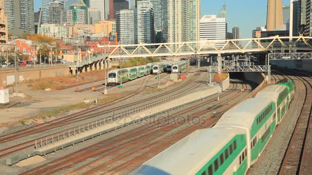 Toronto, Kanada'da transit tren geçiyor — Stok video