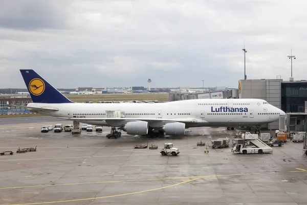 Lufthansa Boeing 747-8 у Франкфуртському аеропорту — стокове фото