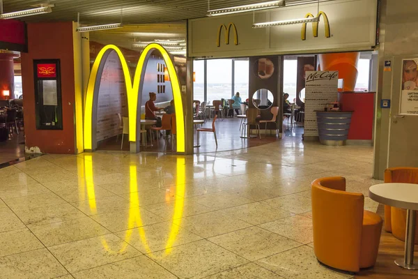 Ресторан McDonalds в аэропорту Франкфурта — стоковое фото