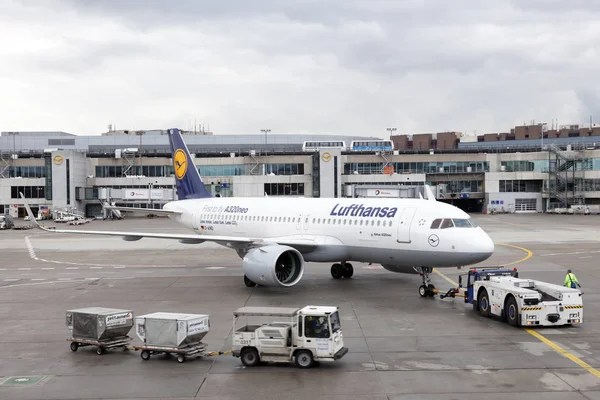 Lufthansa Airbus A320 neo at the Frankfurt Airport — Stock Photo, Image