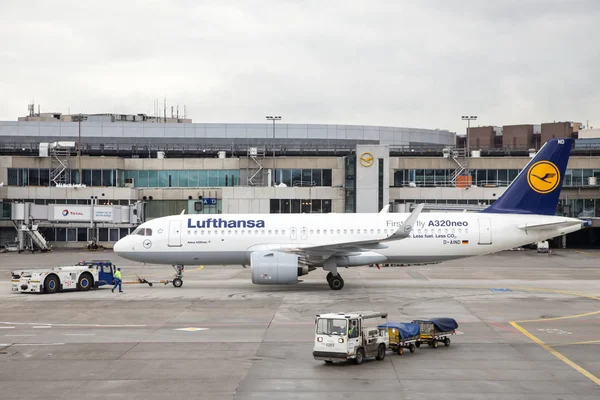 Lufthansa Airbus A320 нео у Франкфуртському аеропорту — стокове фото