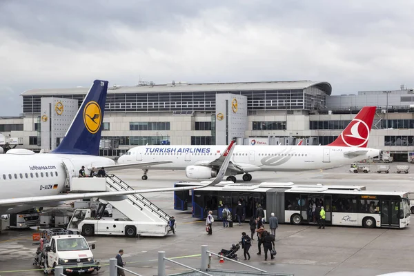Turkish Airlines en Lufthansa vliegtuigen in Frankfurt — Stockfoto