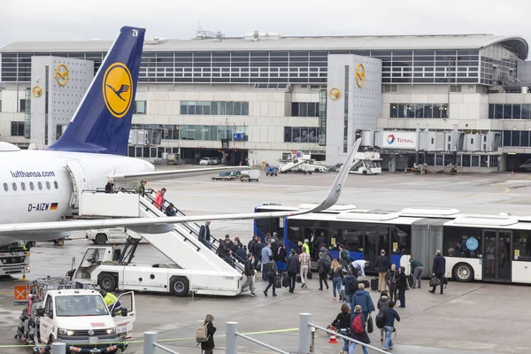 Αποβίβαση της Lufthansa Airbus στο αεροδρόμιο — Φωτογραφία Αρχείου