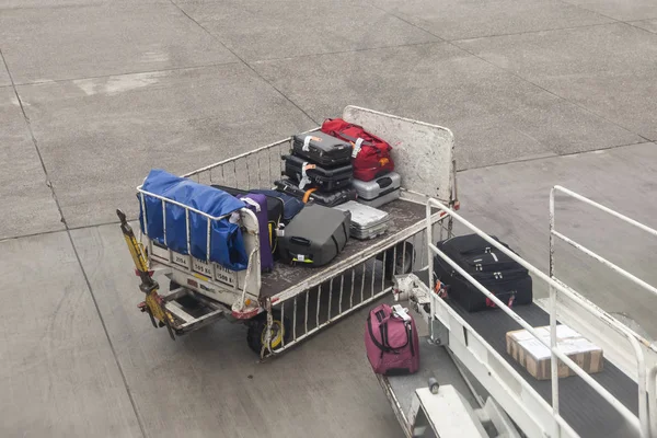 Тележка с багажом у самолета — стоковое фото