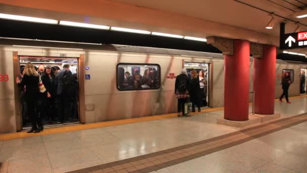 Estación de metro en Toronto, Canadá — Vídeo de stock
