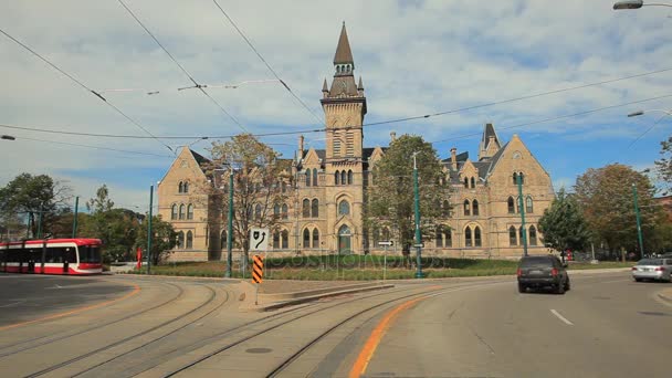 Streetcar vid University of Toronto, Kanada — Stockvideo