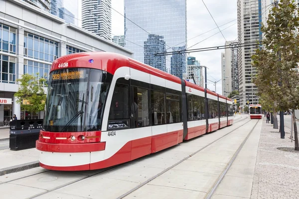 Современный трамвай в Торонто, Канада — стоковое фото