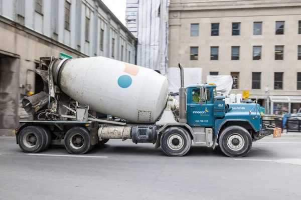 Camion di cemento in città — Foto Stock