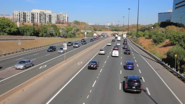 Tráfico en la autopista en Toronto, Canadá — Vídeos de Stock