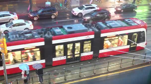 Caducidad de un tranvía en Toronto, Canadá — Vídeos de Stock