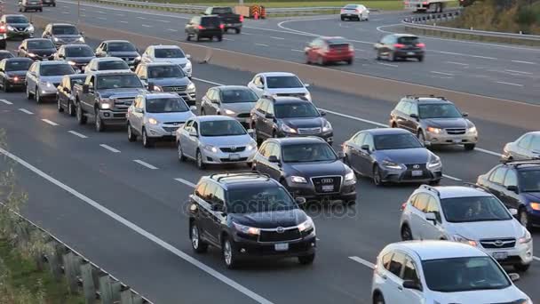 Trafiken på motorvägen i Toronto, Kanada — Stockvideo