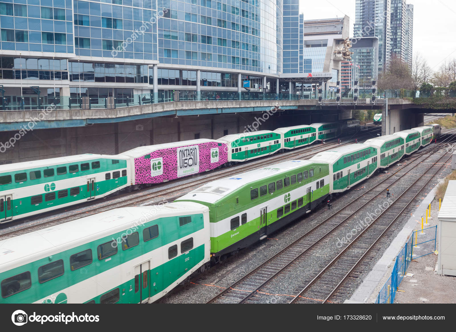 Go Transit train in Toronto, Canada — Stock Editorial Photo