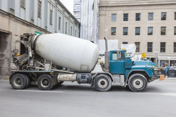 도시에서 콘크리트 트럭 — 스톡 사진
