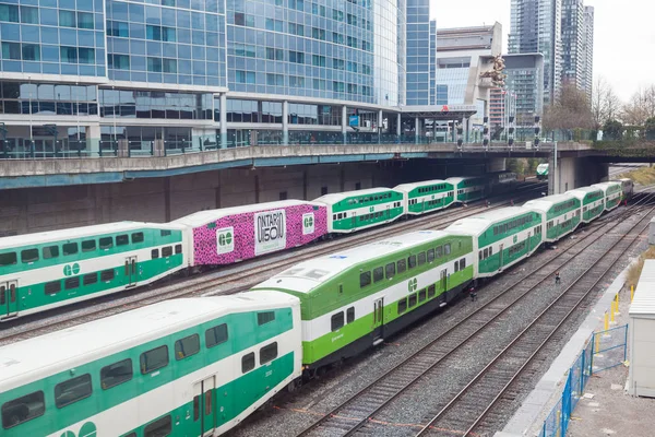 Go Transit train em Toronto, Canadá — Fotografia de Stock
