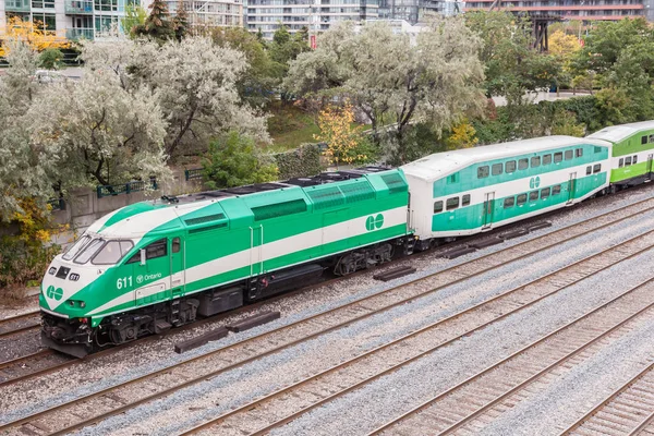 Ga Transit trein in Toronto, Canada — Stockfoto