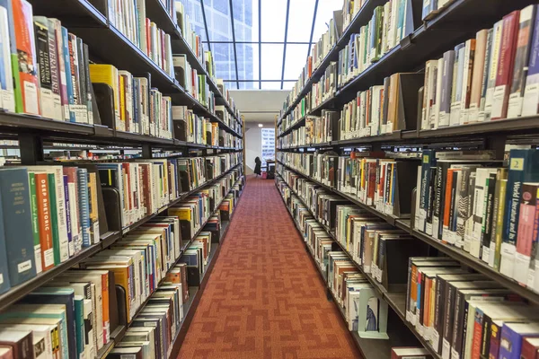 Boekenkasten in de Toronto-referentiebibliotheek — Stockfoto