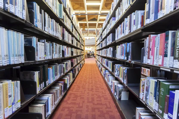 Книжкові полиці в Торонто Довідкова бібліотека — стокове фото