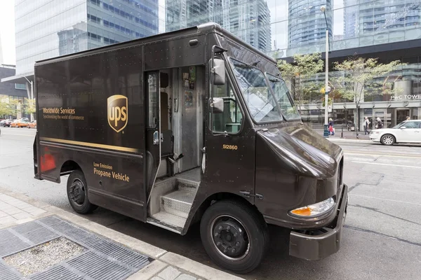 รถขนส่ง UPS ในเมือง — ภาพถ่ายสต็อก